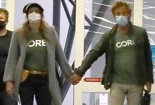 Sean Penn lan dau xuat hien cung vo sau le cuoi hinh anh