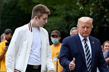Barron Trump lan dau xuat hien ben cha me sau dich hinh anh