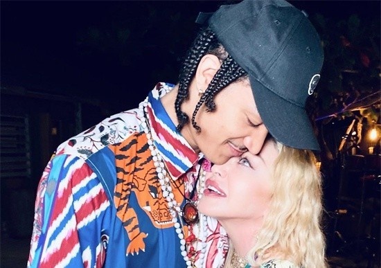 Madonna va ban trai tinh cam trong tiec sinh nhat hinh anh