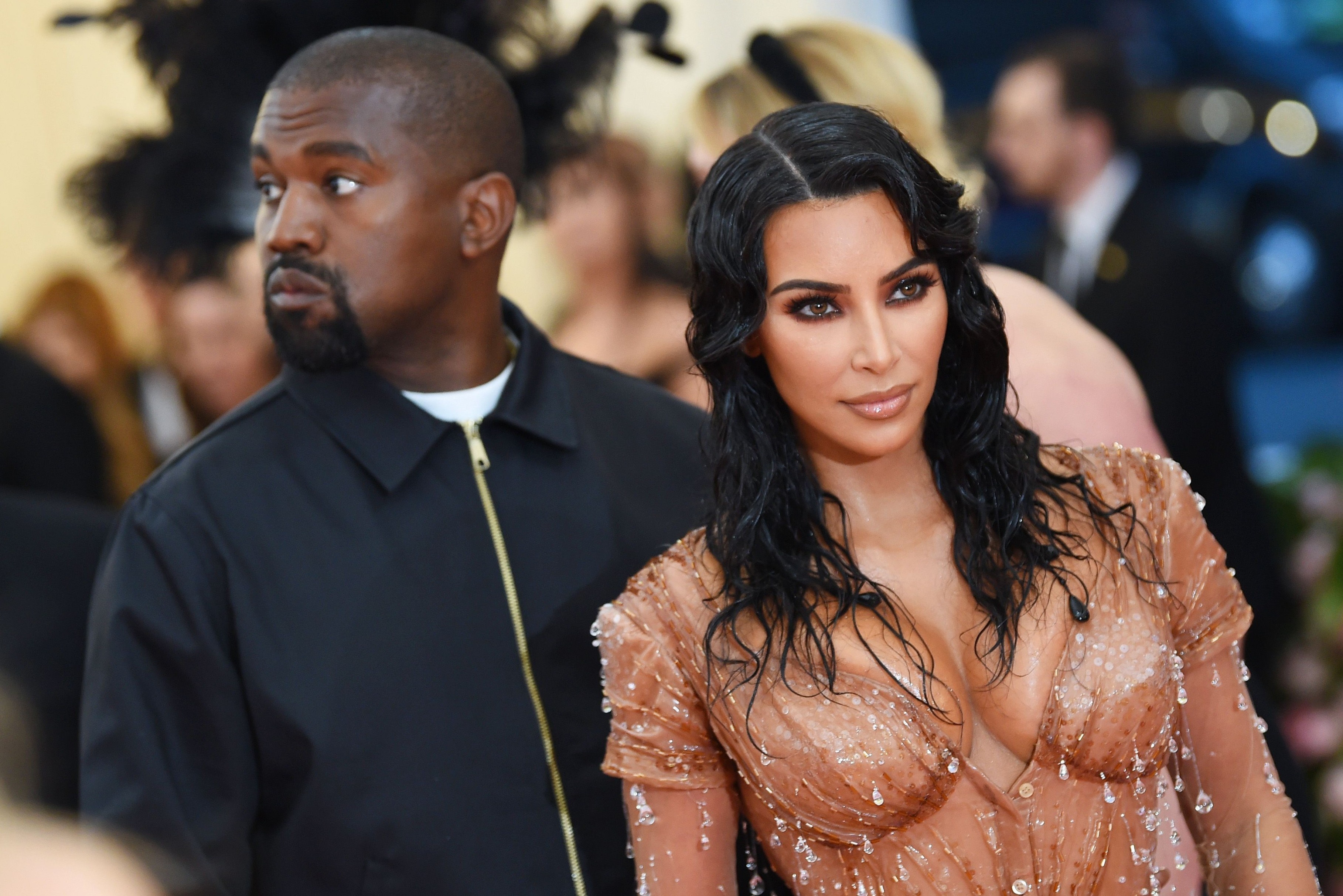 Kanye West chua muon ve nha voi vo con hinh anh