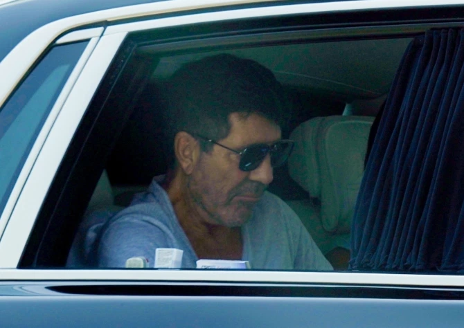 Simon Cowell xuat hien sau tai nan gay xuong hinh anh