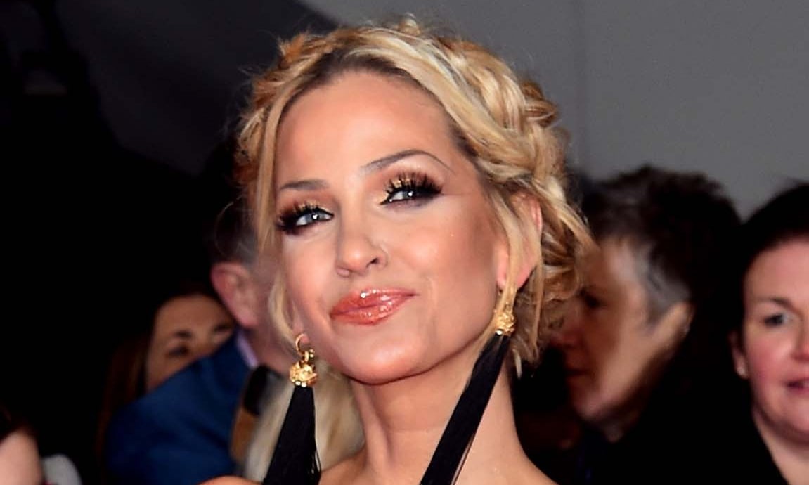 Ca si Sarah Harding mac benh ung thu hinh anh