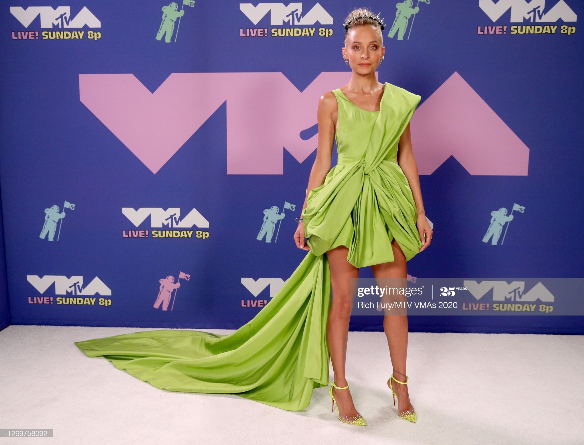 miley cyrus mac xuyen thau anh 10