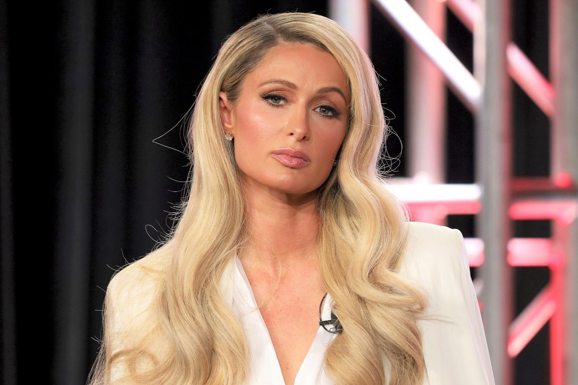 Paris Hilton tung bi bao hanh hinh anh