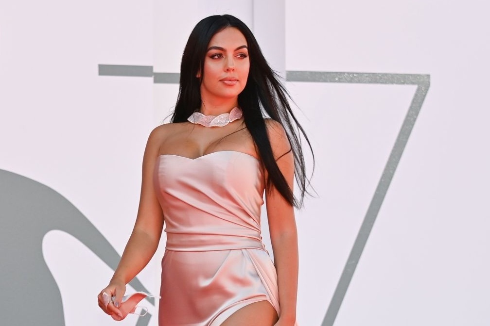 Georgina Rodriguez xuat hien tren tham do LHP Venice 2020 hinh anh