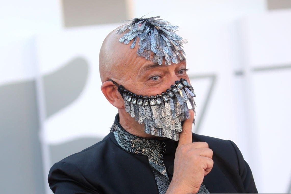 Khau trang, mang che mat duoc bien tau tai LHP Venice 2020 hinh anh