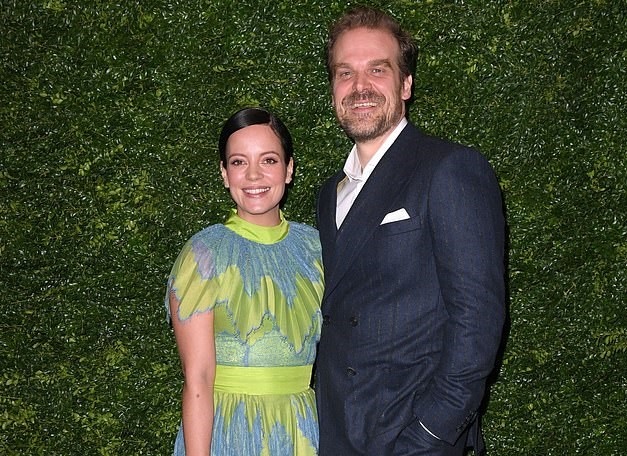 David Harbour cuoi Lily Allen anh 1