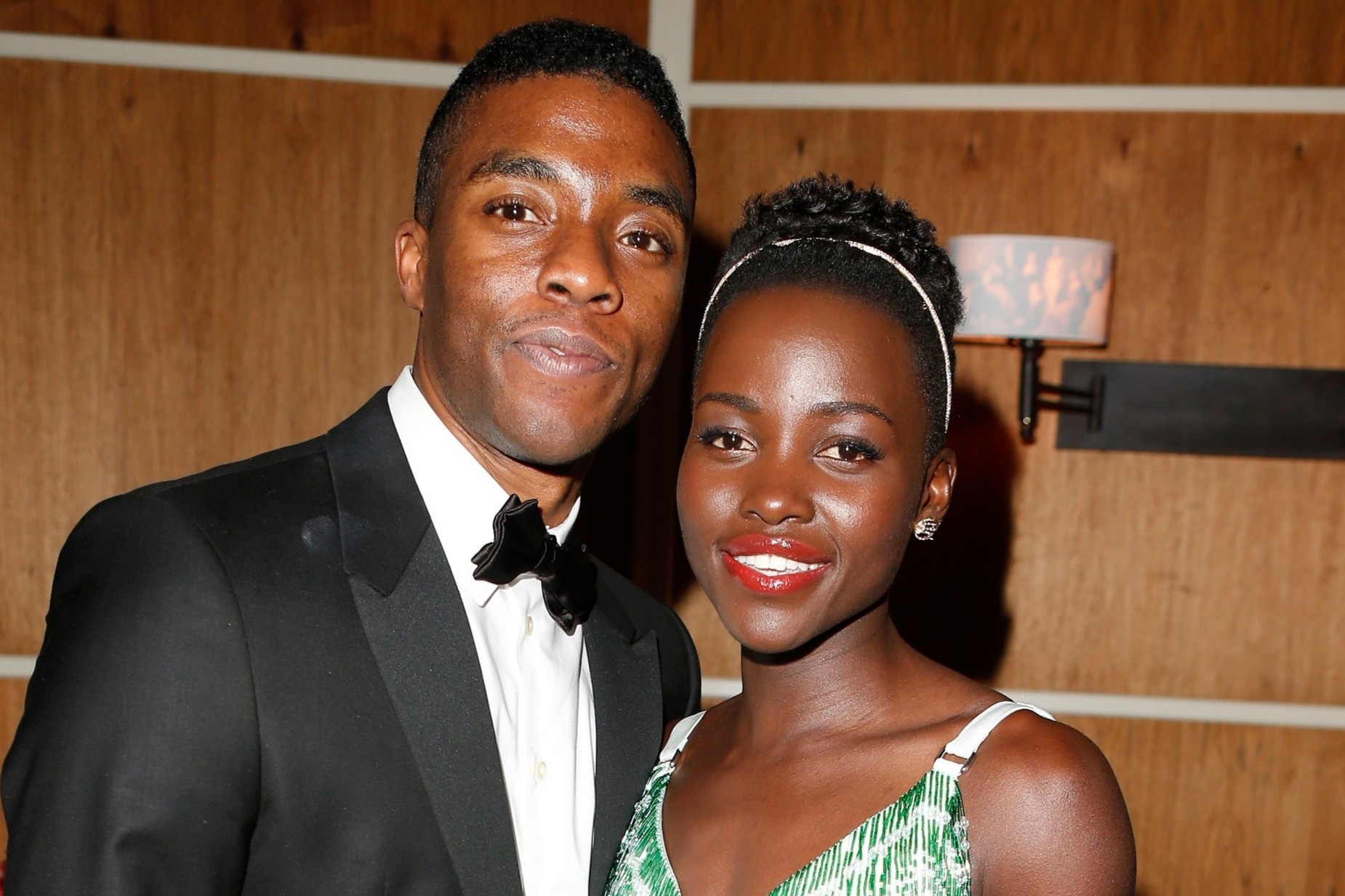 Lupita Nyong'o soc khi Chadwick Boseman ra di mai mai hinh anh