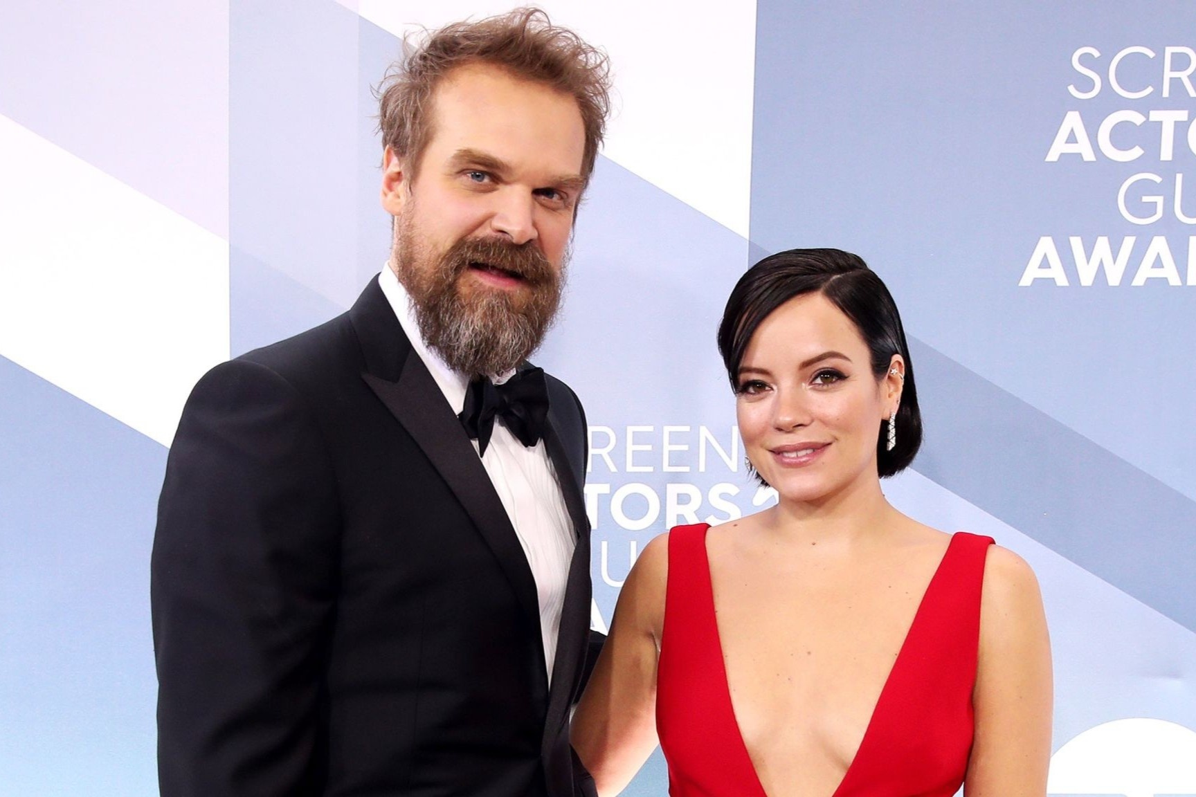 Ca si Lily Allen ket hon voi ngoi sao ‘Stranger Things’ hinh anh