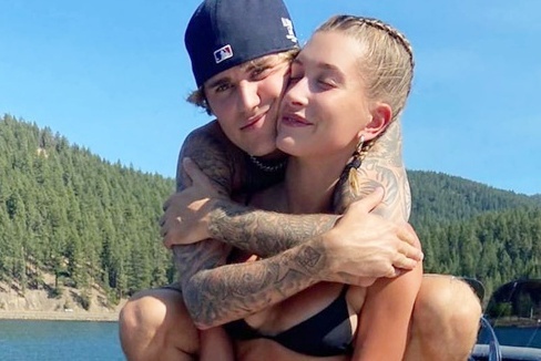 Vo chong Justin Bieber dang anh ky niem hai nam ket hon hinh anh