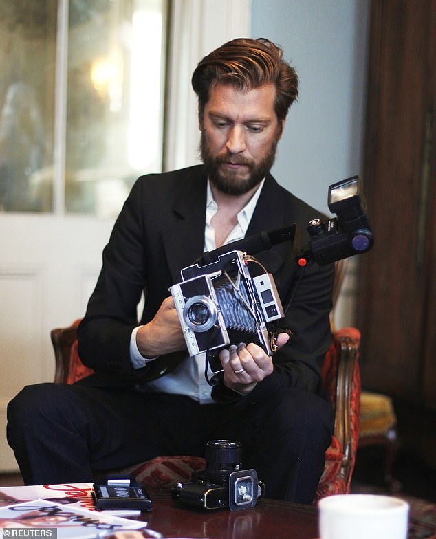 Emily Ratajkowski bị tấn công tình dục ảnh 2 Emily Ratajkowski bi tan cong tinh duc anh 2