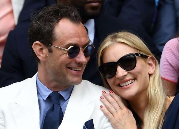 Jude Law co con thu 6 anh 1