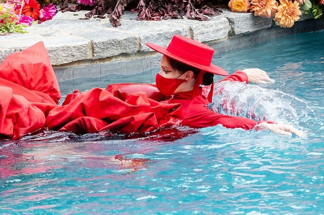 Sieu mau Coco Rocha catwalk duoi nuoc hinh anh