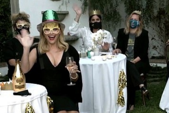 Nhung hinh anh chua tung co o Emmy 2020 hinh anh