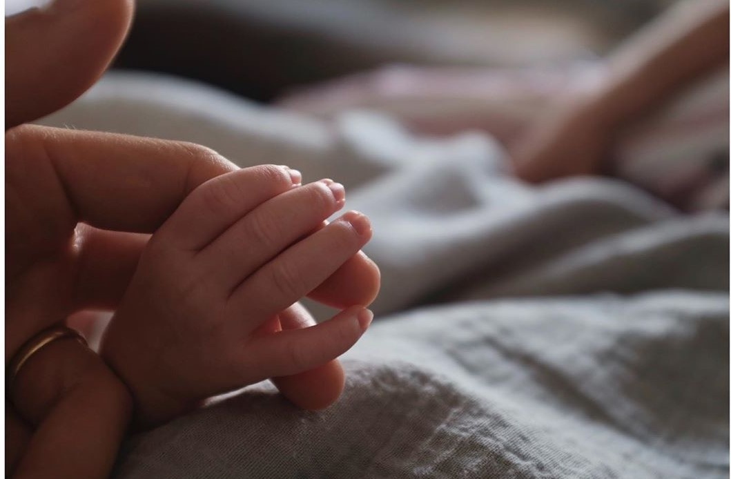 dien vien Supergirl sinh con anh 1