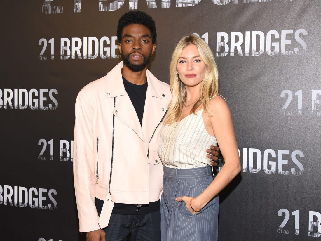 Chadwick Boseman nhuong cat-xe cho Sienna Miller anh 1
