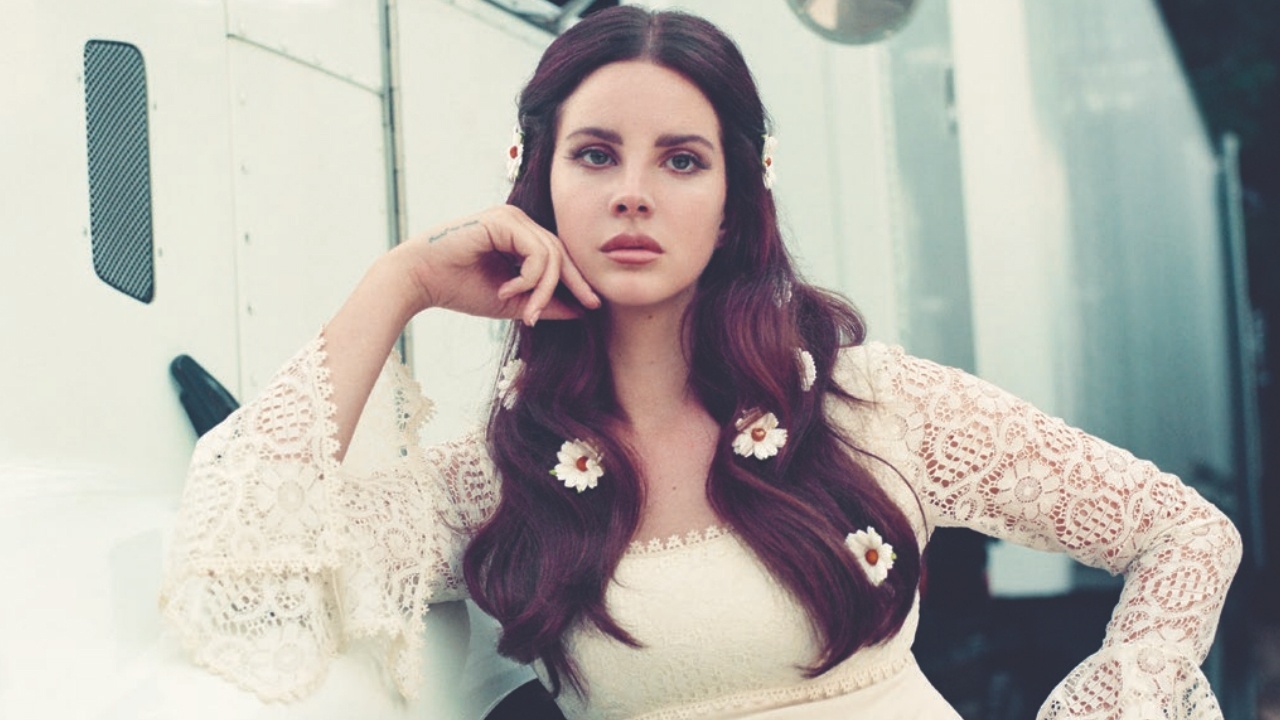 Lana Del Rey mang khau trang xuyen thau anh 3