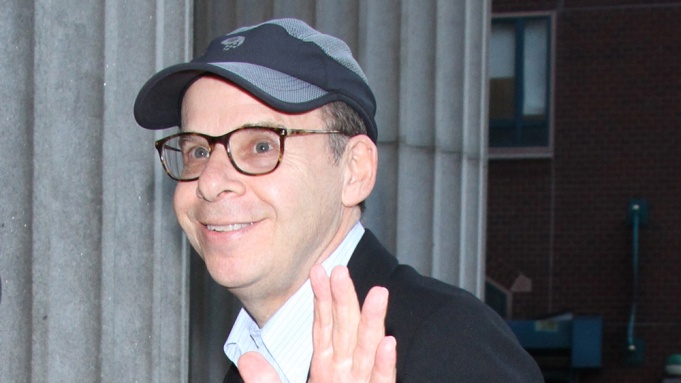 Rick Moranis bi danh tren pho anh 2