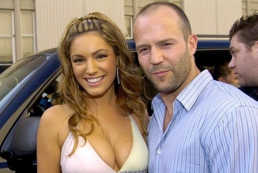 Kelly Brook tu tin voi than hinh tron tria hinh anh