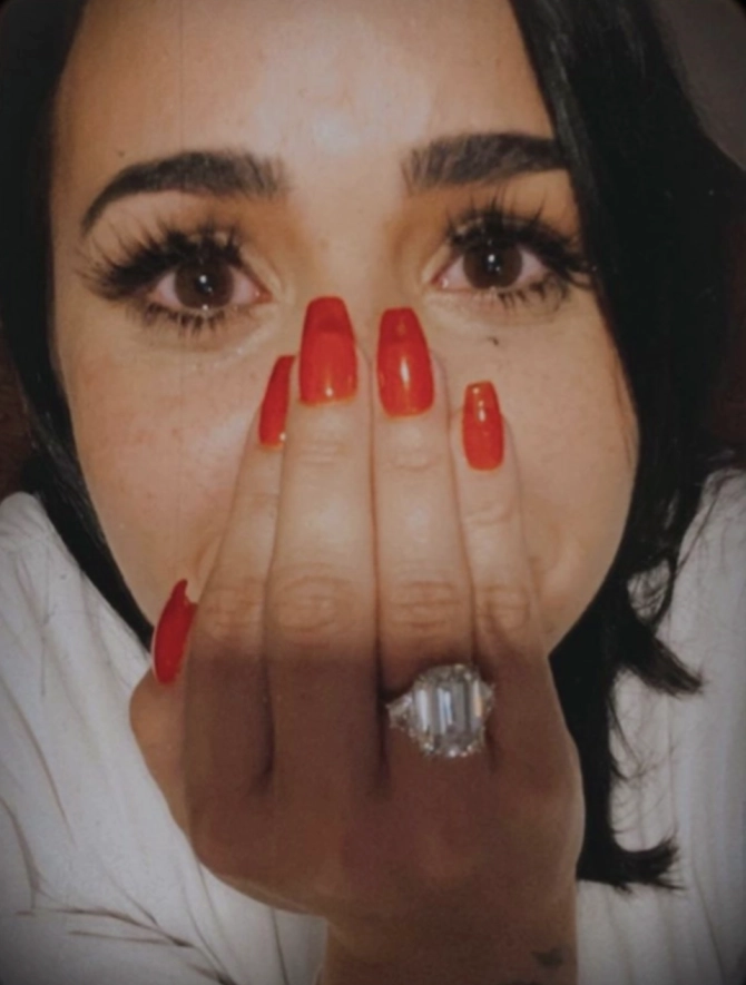 Demi Lovato trả nhẫn đính hôn ảnh 2 Demi Lovato tra nhan dinh hon anh 2