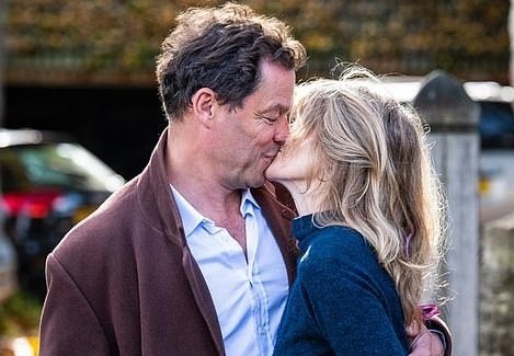 Dominic West hon vo sau vu lo anh ngoai tinh voi Lily James hinh anh