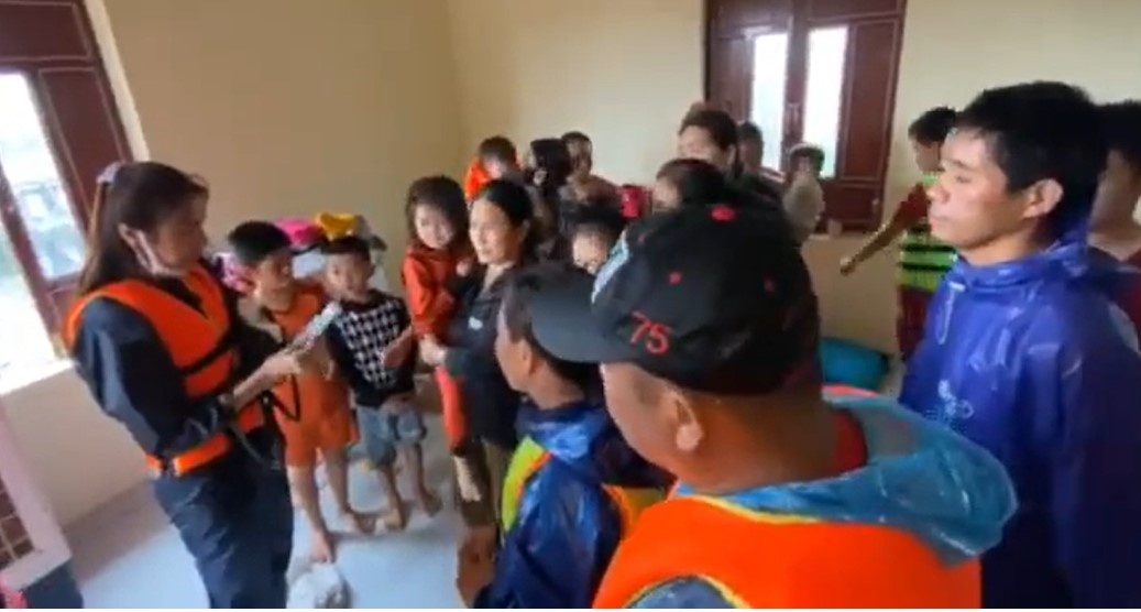 Thuy Tien cuu tro mien trung anh 1