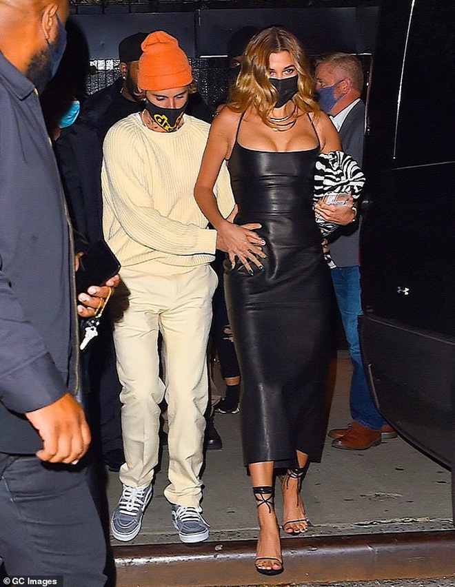 Hailey xăm tên Justin Bieber  ảnh 1 Hailey xam ten Justin Bieber anh 1