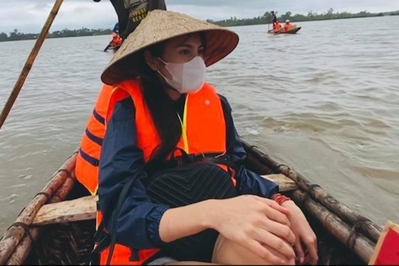 Thuy Tien: ‘Di tren quoc lo 1A ma tuong dang o giua bien’ hinh anh