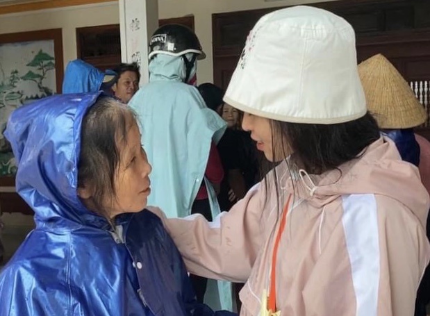 Vo Hoang Yen, Khanh Van ung ho giup do mien Trung hinh anh