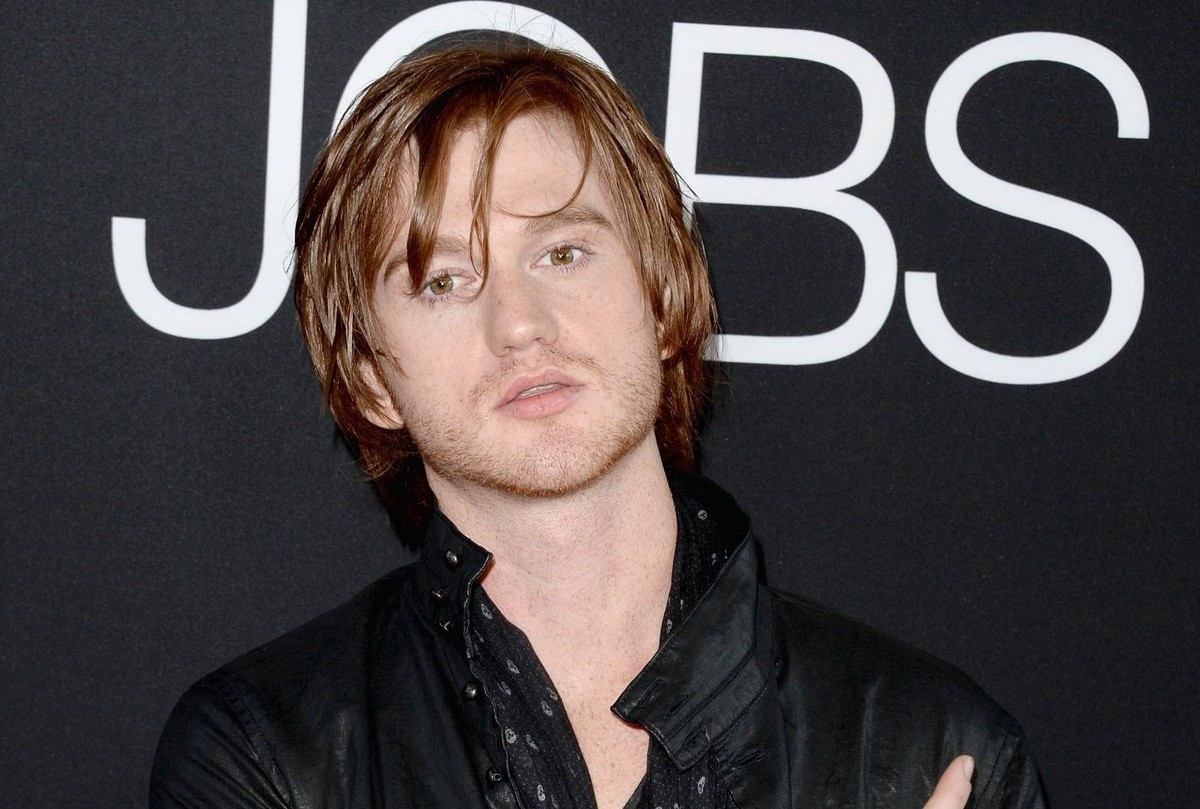 Dien vien Eddie Hassell bi ban chet truoc nha ban gai hinh anh