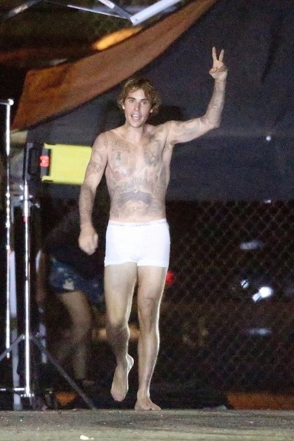 Justin Bieber mac noi y xuong pho anh 1