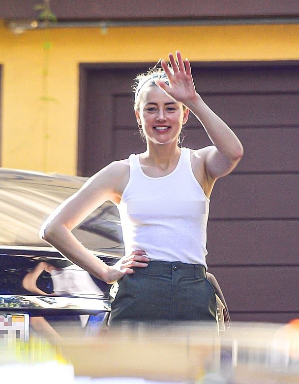 Amber Heard an mung Johnny Depp thua kien anh 2