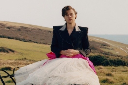 Sao nam dau tien mac vay len bia tap chi Vogue hinh anh