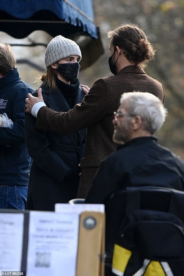 Emma Watson hen ho ban trai doanh nhan anh 2