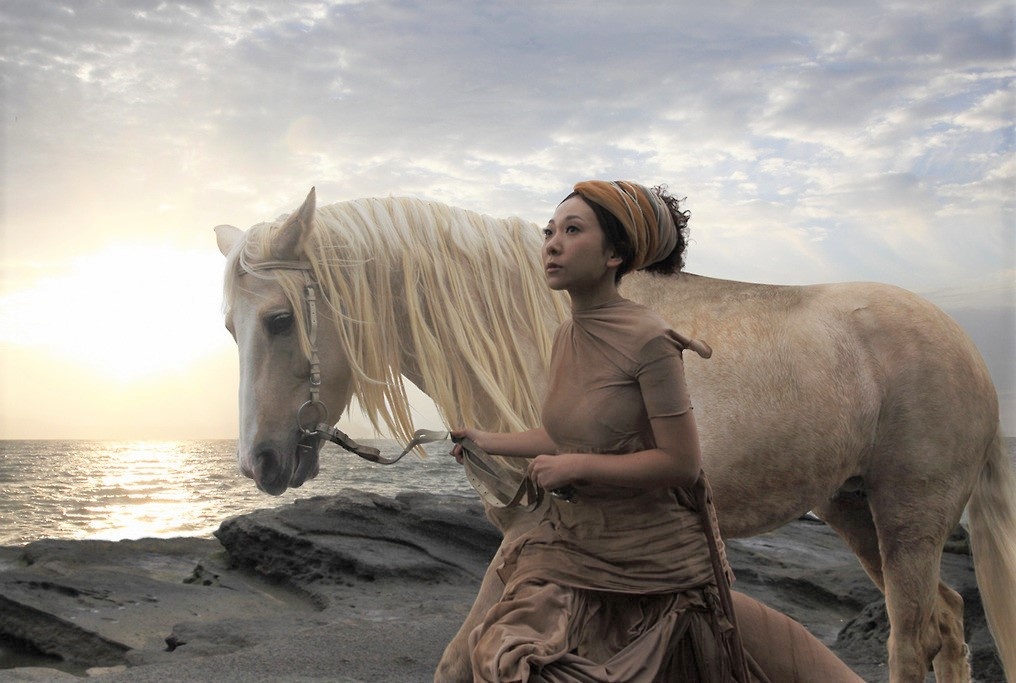 Ca si Nhat Ban gay xuong song vi nga ngua anh 1