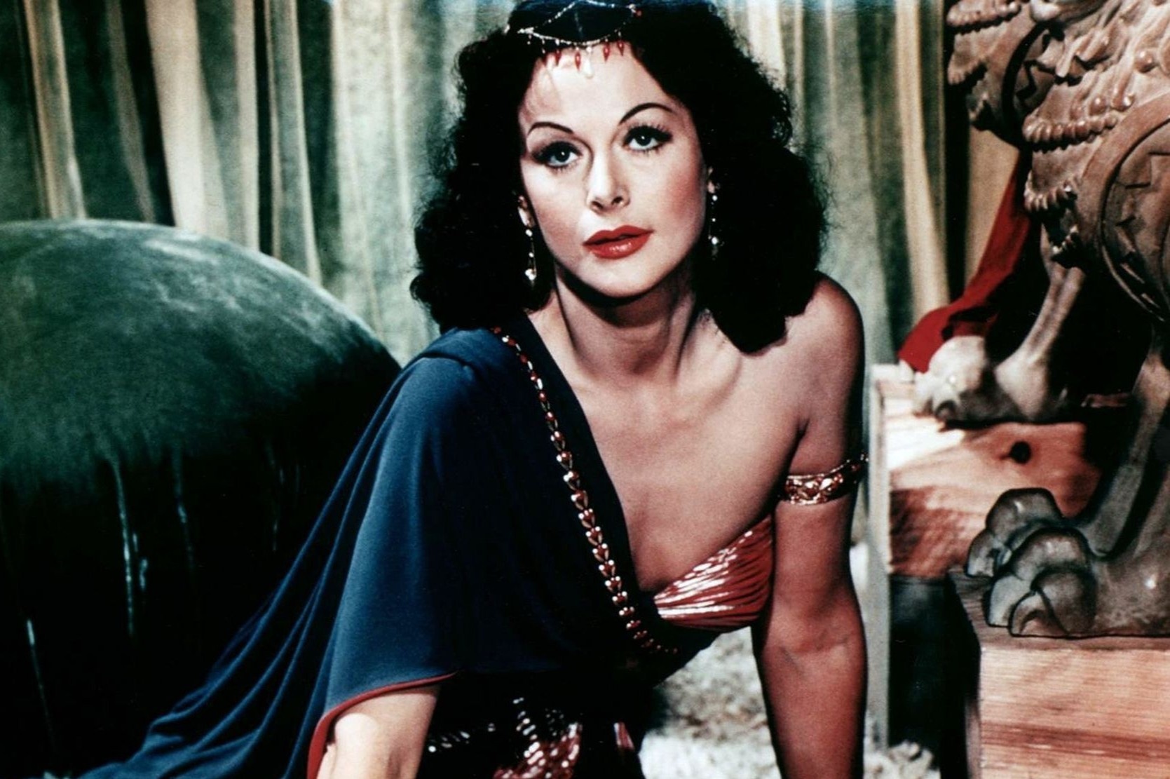 Minh tinh dau tien khoa than tren man anh hinh anh