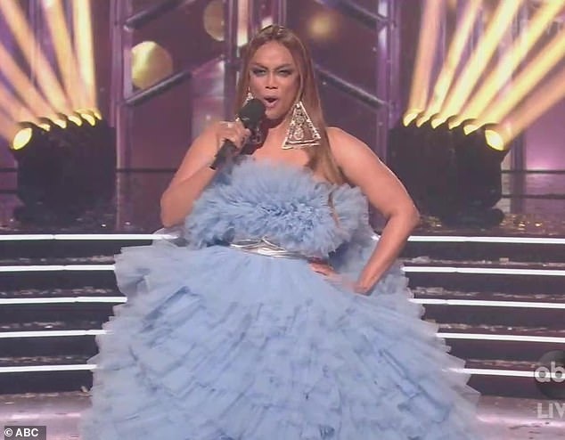 Tyra Banks mặc váy như bông rửa chén ảnh 1 Tyra Banks mac vay nhu bong rua chen anh 1