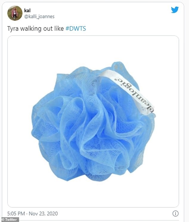 Tyra Banks mặc váy như bông rửa chén ảnh 2 Tyra Banks mac vay nhu bong rua chen anh 2