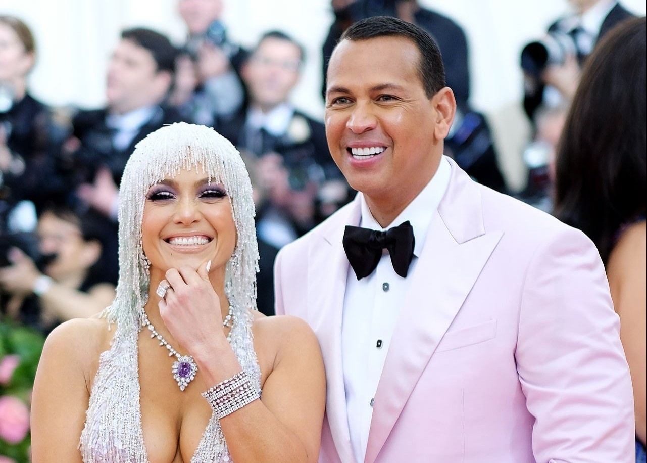 Jennifer Lopez hoan cuoi hai lan trong nam 2020 hinh anh