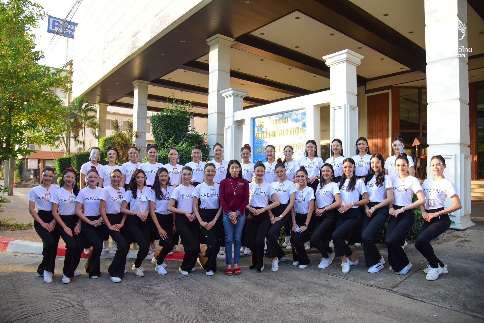 Thi sinh Hoa hau Thai Lan 2020 gap tai nan sap cau anh 2