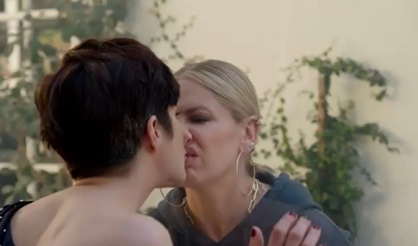 Lily Collins khoe vai tran tai MTV Movie & TV Awards anh 14