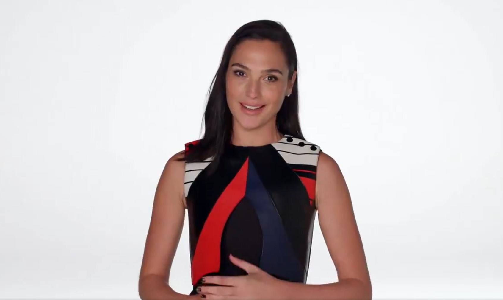 Lily Collins khoe vai tran tai MTV Movie & TV Awards anh 15