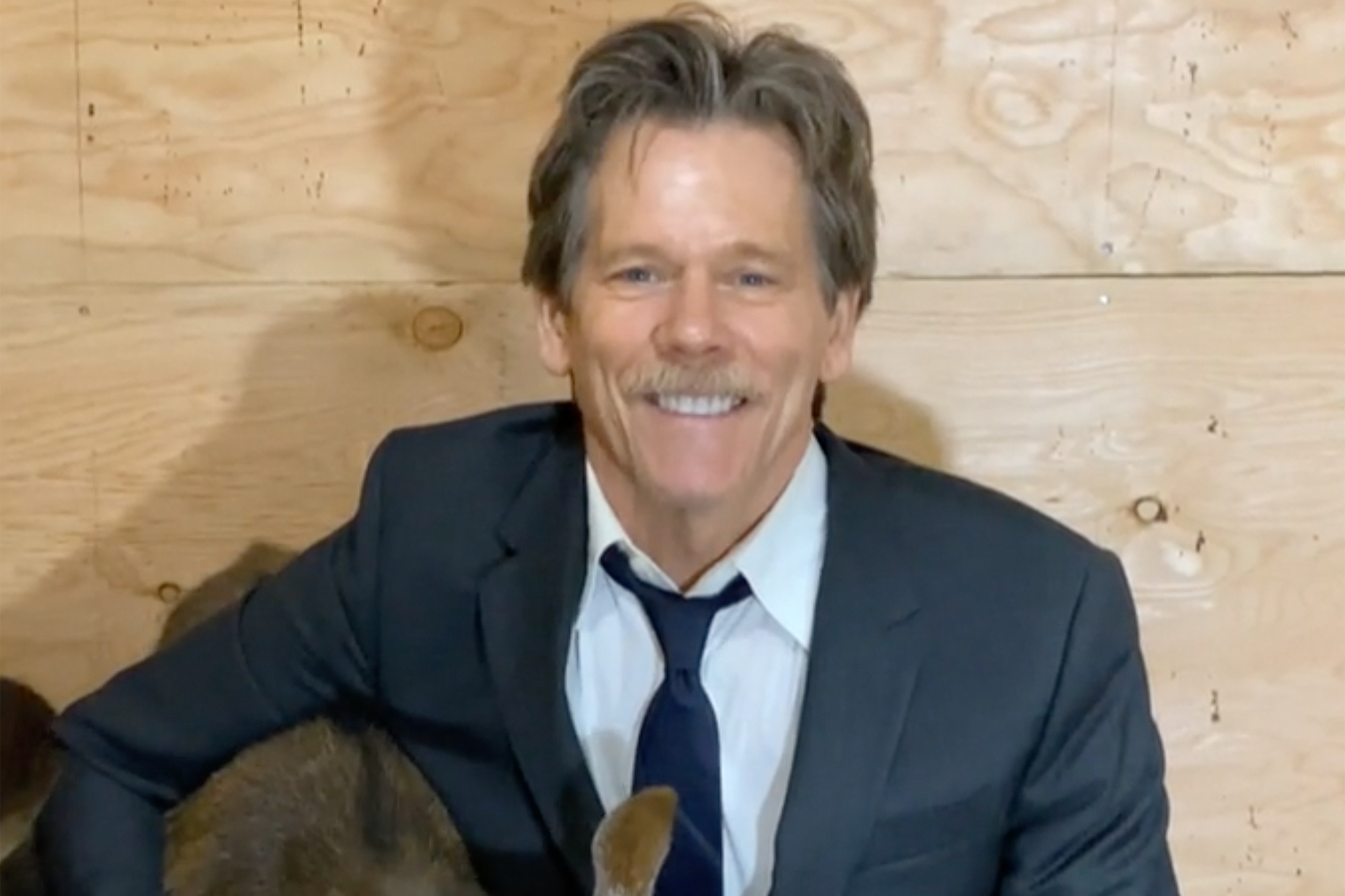 Lily Collins khoe vai tran tai MTV Movie & TV Awards anh 12