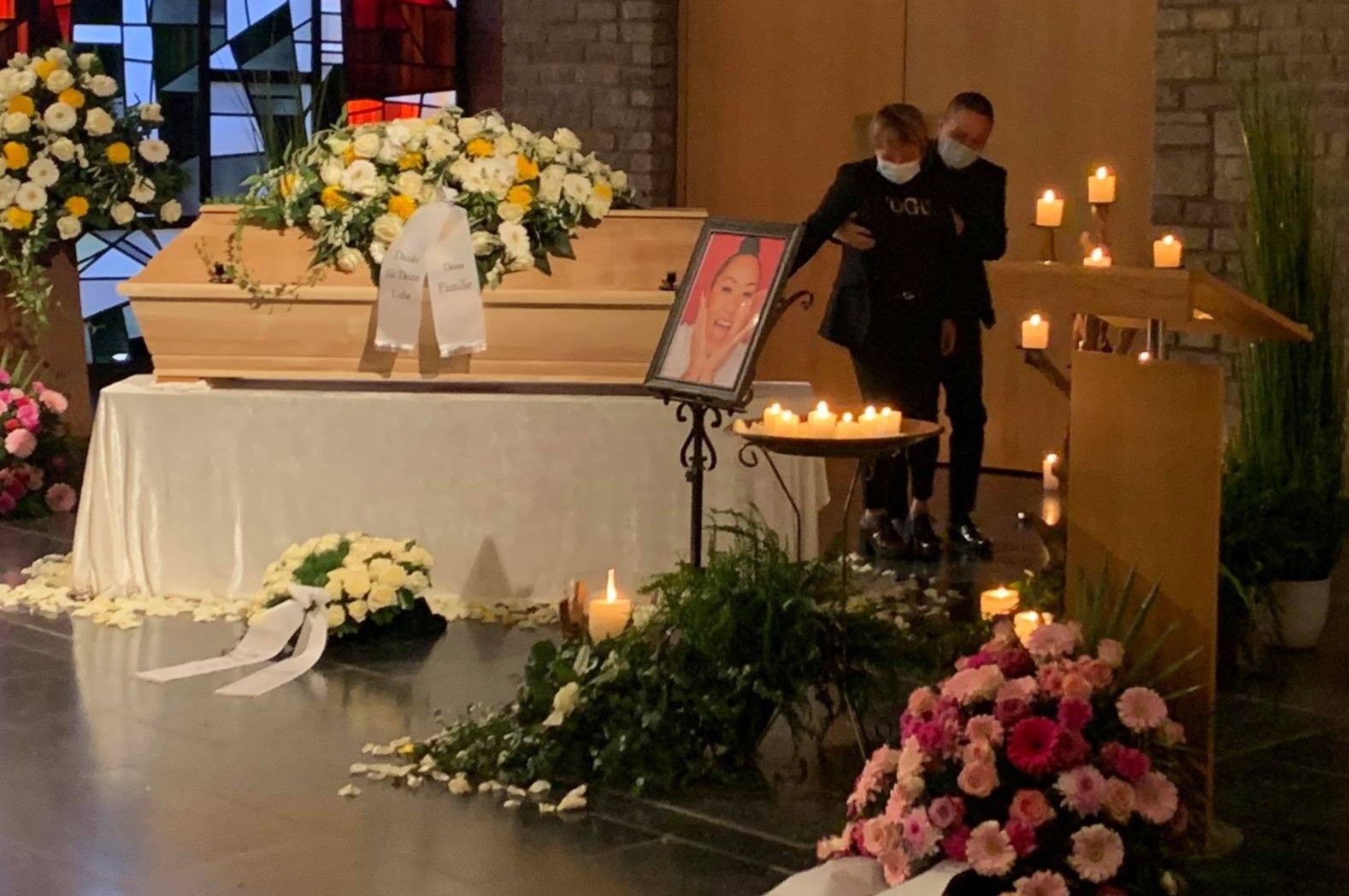 Gia dinh dua Brittanya Karma ve noi yen nghi cuoi cung hinh anh