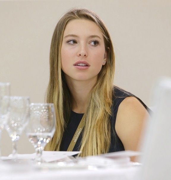 Con gai Steve Jobs lam mau quang cao anh 6