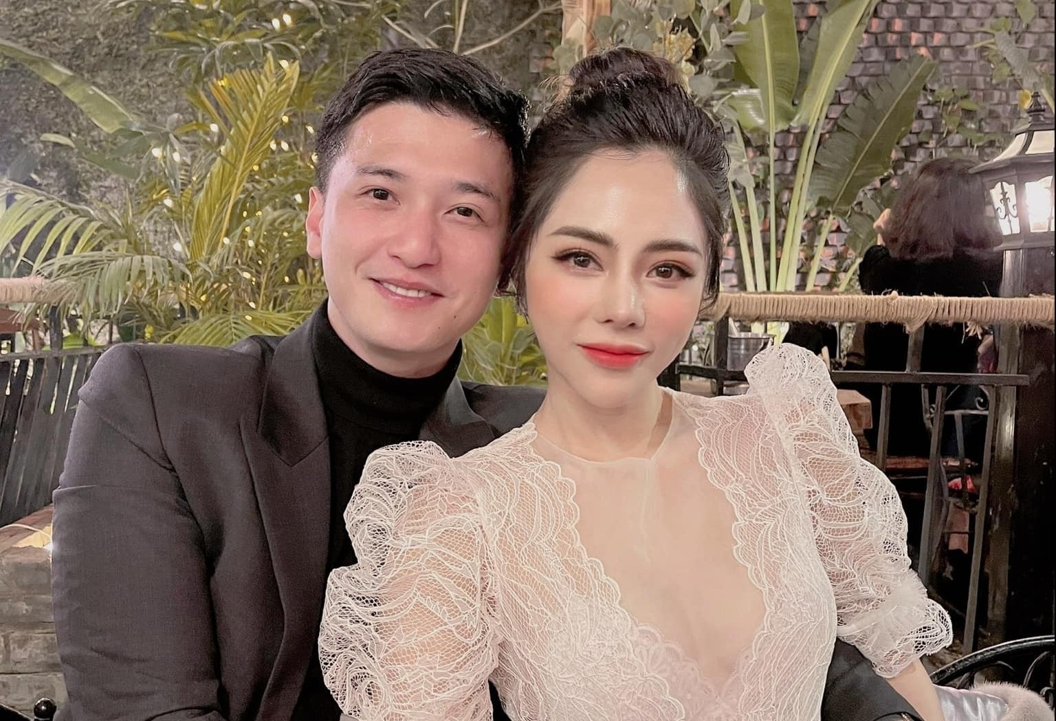 Huynh Anh tinh cam ben ban gai trong sinh nhat Huyen My hinh anh