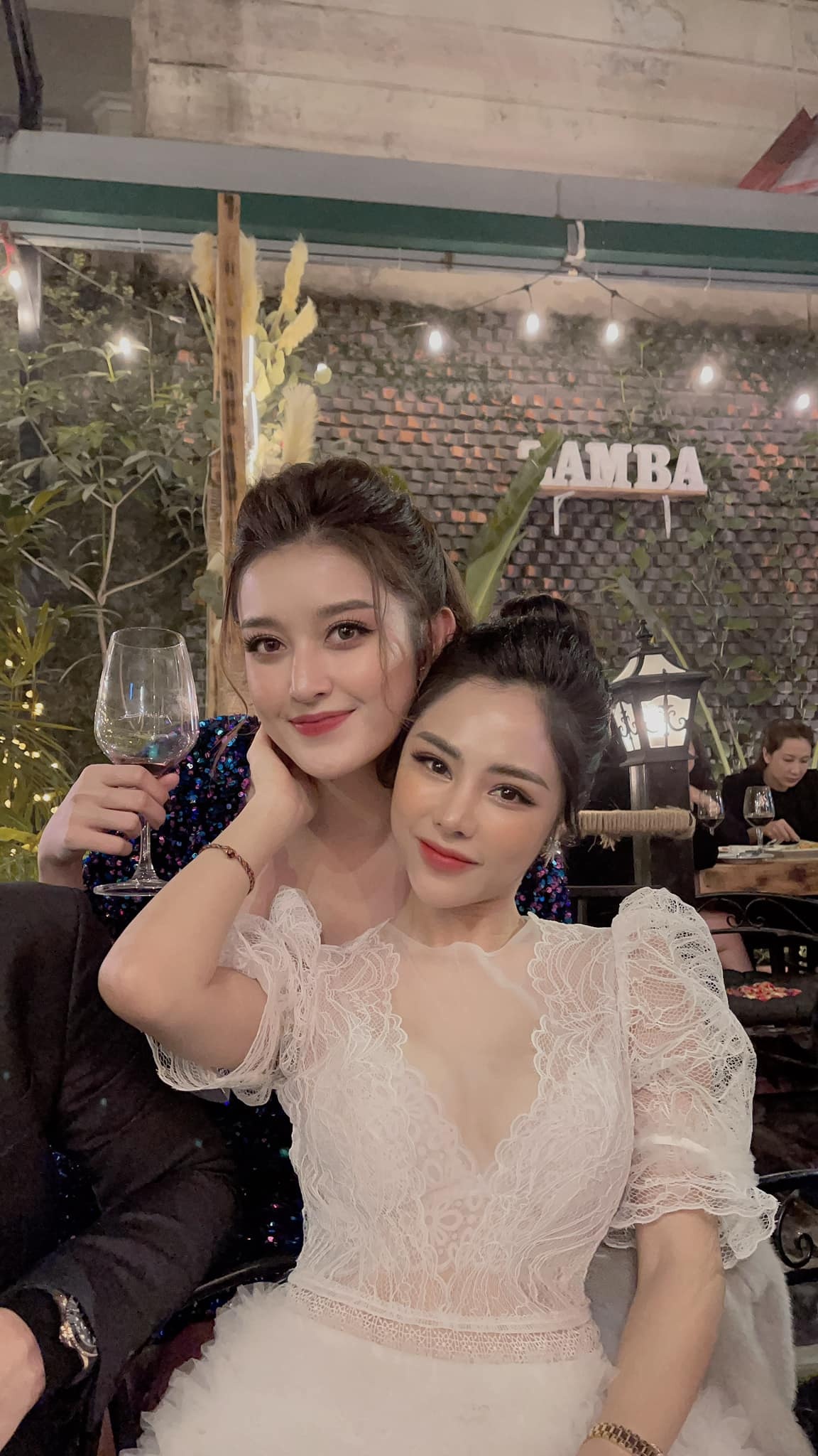 Huỳnh Anh thân mật với bạn gái ảnh 2 Huynh Anh than mat voi ban gai anh 2