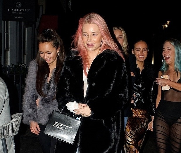 Em gai Kate Moss nhan la ca sieu lay Covid-19 anh 1