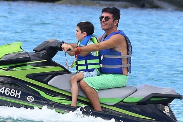 Simon Cowell hoi phuc nhanh sau tai nan gay xuong hinh anh