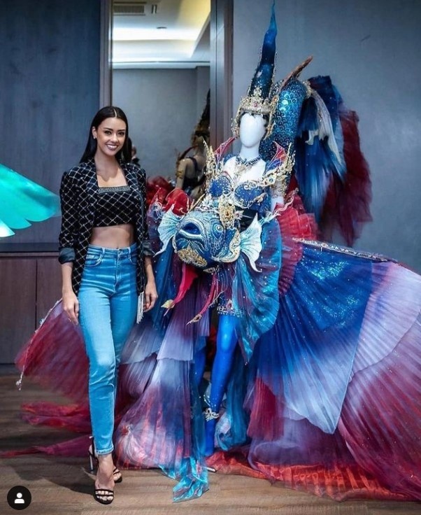 Trang phục dân tộc hình cá chọi của Hoa hậu Hoàn vũ Thái Lan ảnh 1 Trang phuc dan toc hinh ca choi cua Hoa hau Hoan vu Thai Lan anh 1